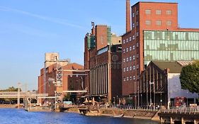 City Apartment Duisburg 1#Netflix &Wlan &Kingsize Bett &Kaffee Maschine & Central & 500M Innenhafen & 2 Min U Bahn